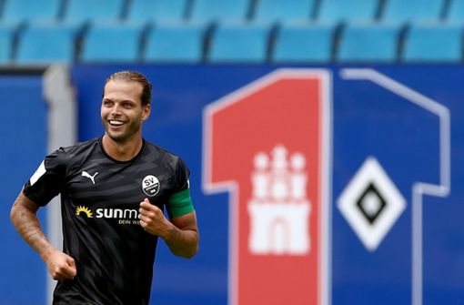 Dennis Diekmeier erzielte das 5:1 für den SV Sandhausen gegen den HSV. Foto: dpa/Christian Charisius
