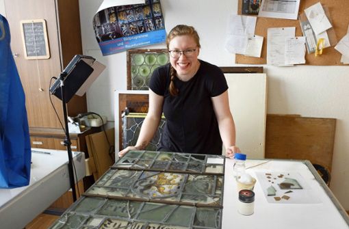 Glasmalerin Eva Habermehl restauriert gerade ein Glasfenster im Glasatelier Saile. Foto:  