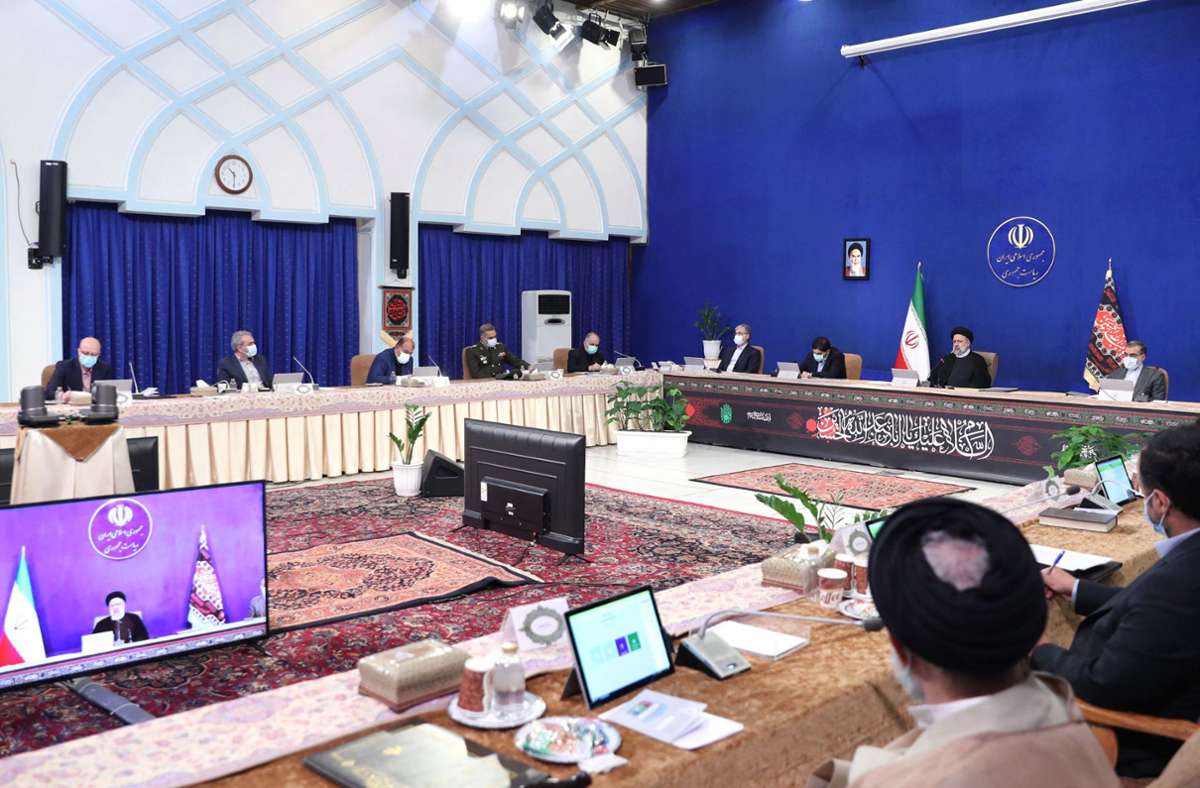 Präsident Raisi (mittig der Flaggen) bei der ersten Kabinettssitzung am Donnerstag. Foto: AFP