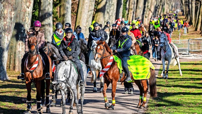 „Ohne Pferde keine Kinderträume“ – Reiter demonstrieren in Stuttgart