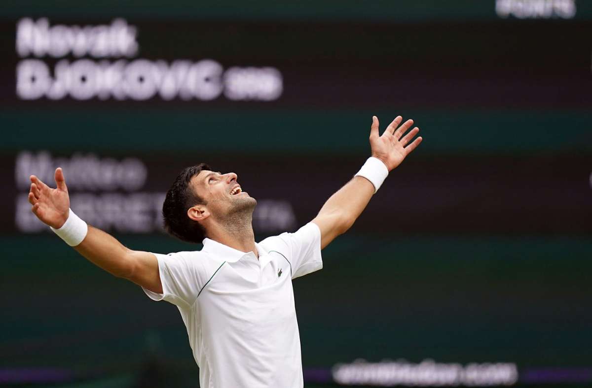 Novak Djokovic feiert seinen Sieg in Wimbledon und den 20. Grand-Slam-Titel – doch das ist nur ein Etappenziel für den Serben. Foto: dpa/Adam Davy