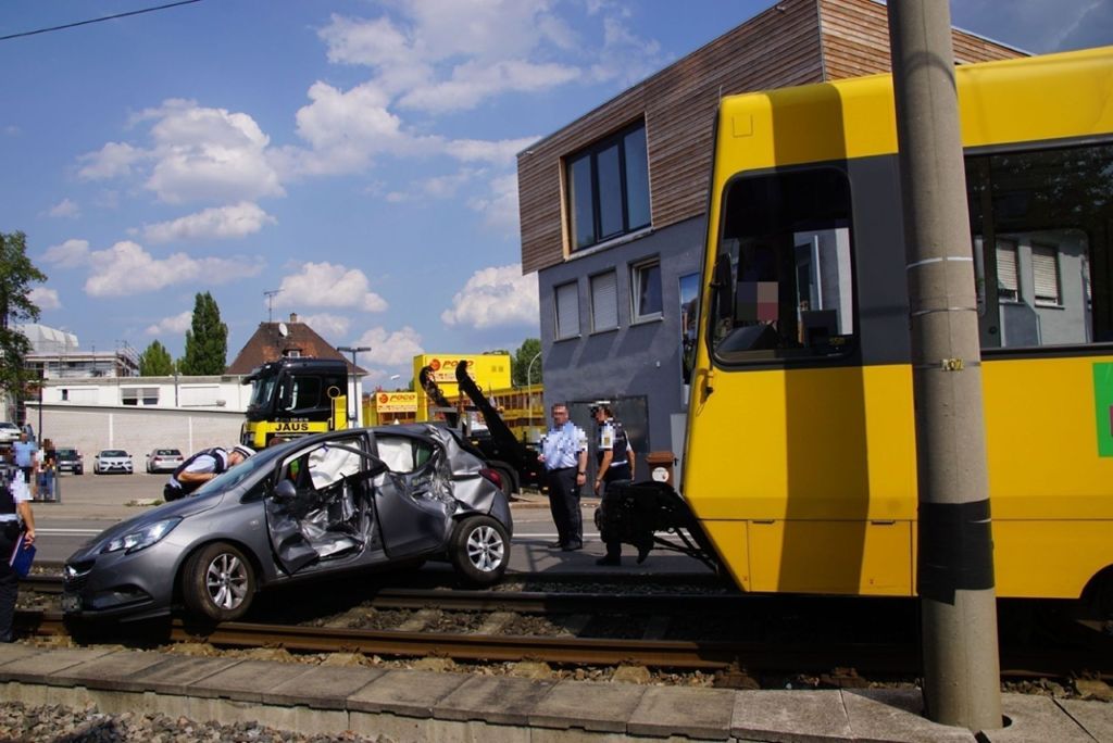 22.08.: In der Neckartalstraße ist ein Auto mit einer Stadtbahn zusammengestoßen.