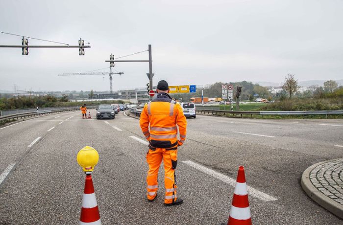 Sperrung der A8 bei Pforzheim: Am Wochenende kommen die Brückenträger