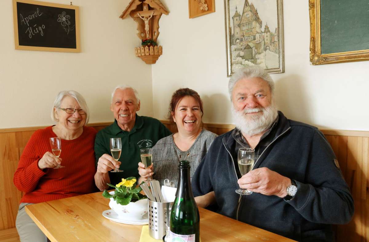 Ein Prosit mit Oesterle-Sekt: Helene und Wolfgang Benzendörfer, Petra Oberneder und Martin Oesterle arbeiten und feiern gerne gemeinsam (von links).