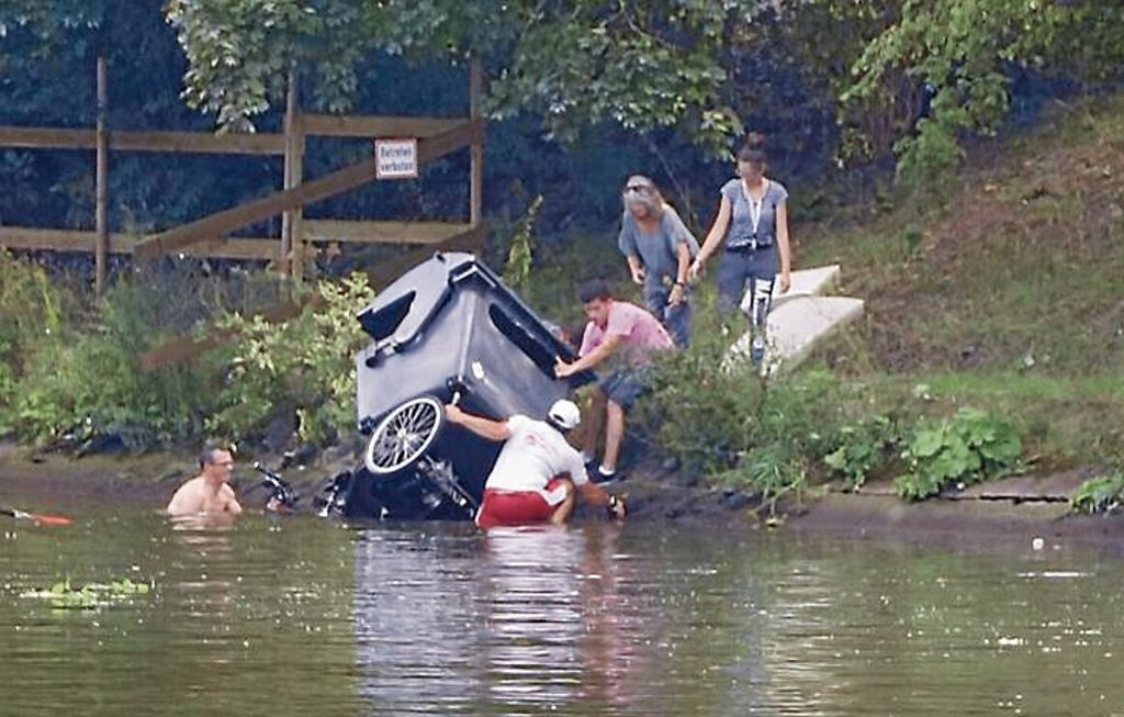MüNSTER:  Fahrzeug macht sich selbstständig und landet im Fluss - Ruderer helfen bei der Bergung: Rikscha aus dem Neckar gefischt