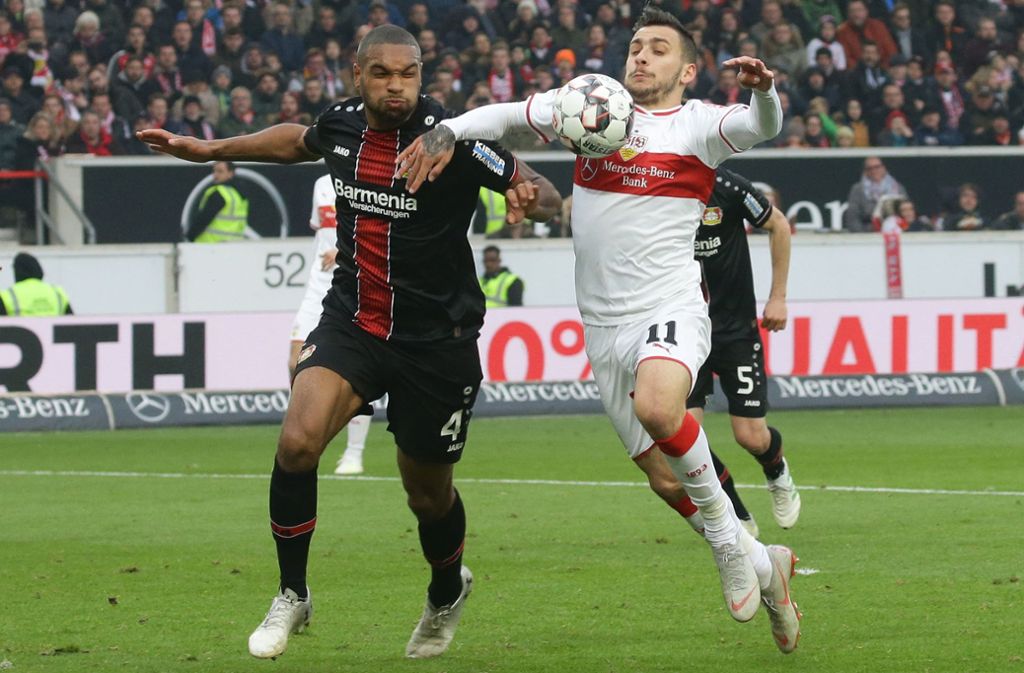 Im Duell mit Bayer Leverkusen zog der VfB meist den Kürzeren: Beim 0:1 am 13. April 2019, dem bislang letzten Pflichtspiel gegen die  Werkself, kämpfen Jonathan Tah (li./Leverkusen) und Anastasios Donis um den Ball