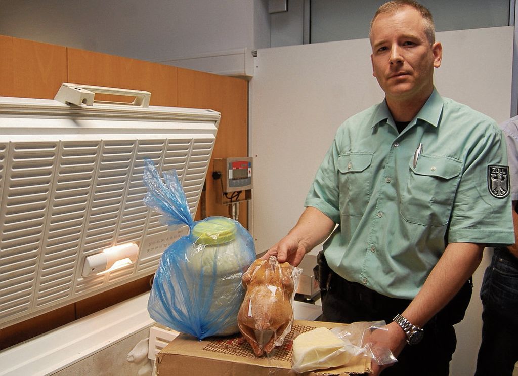 Jan Westphal vom Zollamt Flughafen zeigt einige der in den vergangenen Tagen beschlagnahmten Lebensmittel. Fotos: Schütze