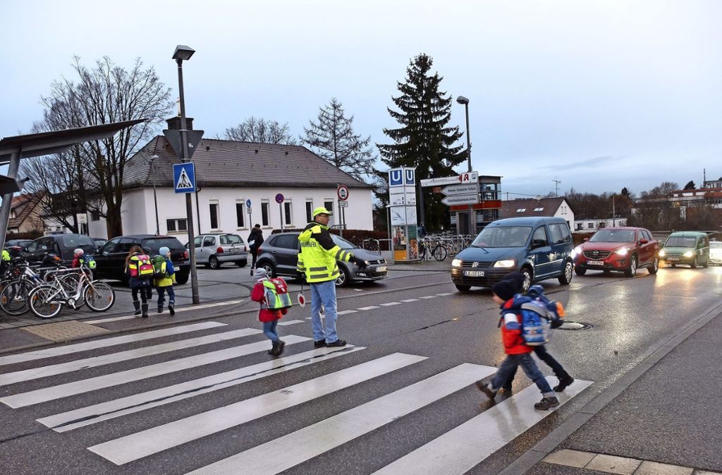 Das Thema Verkehrssicherheit ist einer der Brennpunkte: Schülerlotsen helfen seit dem vergangenen Jahr den Kindern über die Steinhaldenstraße.