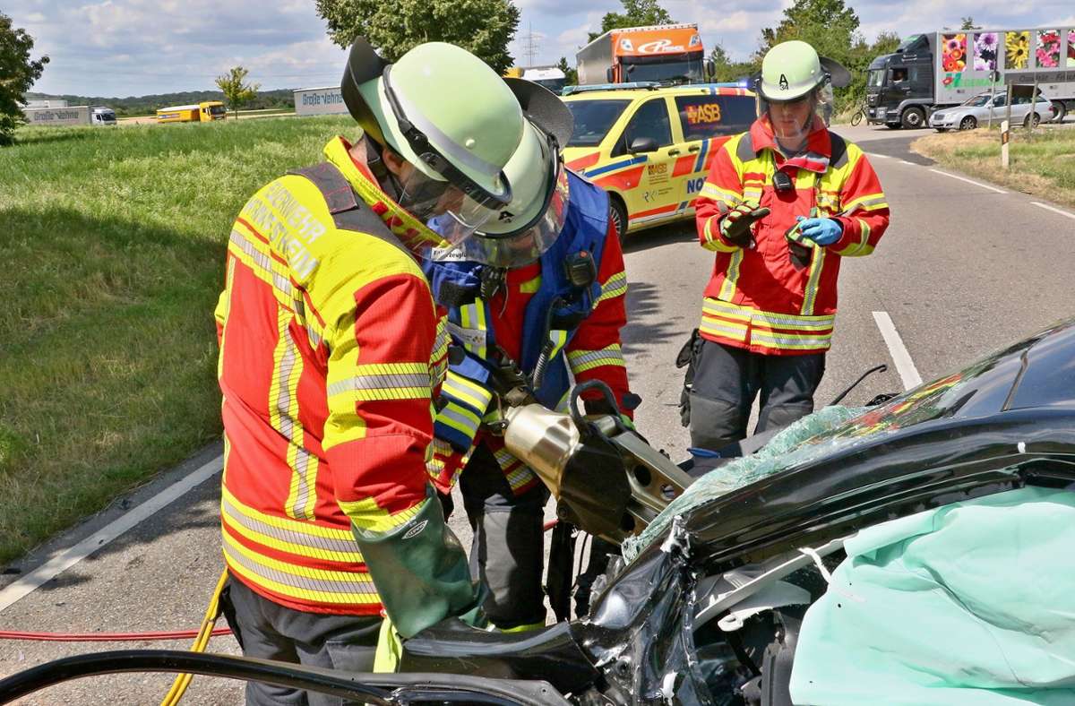 Schwerer Unfall in Kornwestheim: Frau wird im Auto eingeklemmt