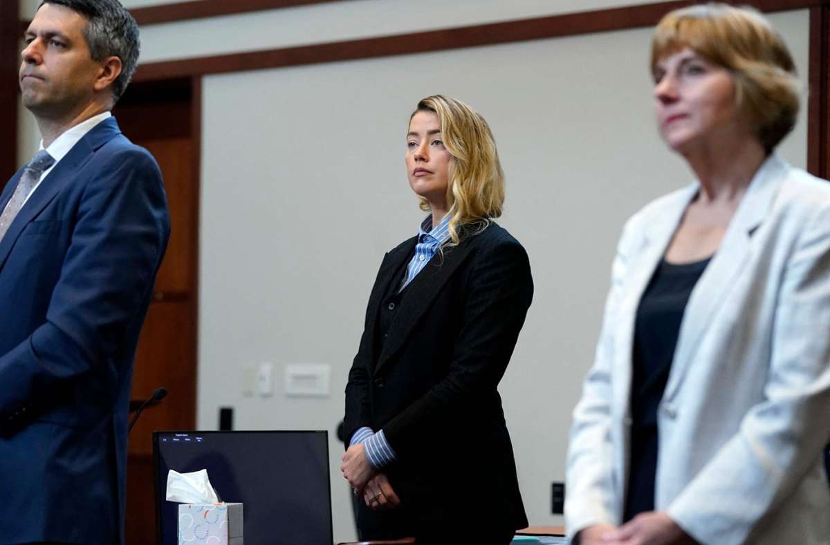 Amber Heard (Mitte) mit ihren Anwälten.