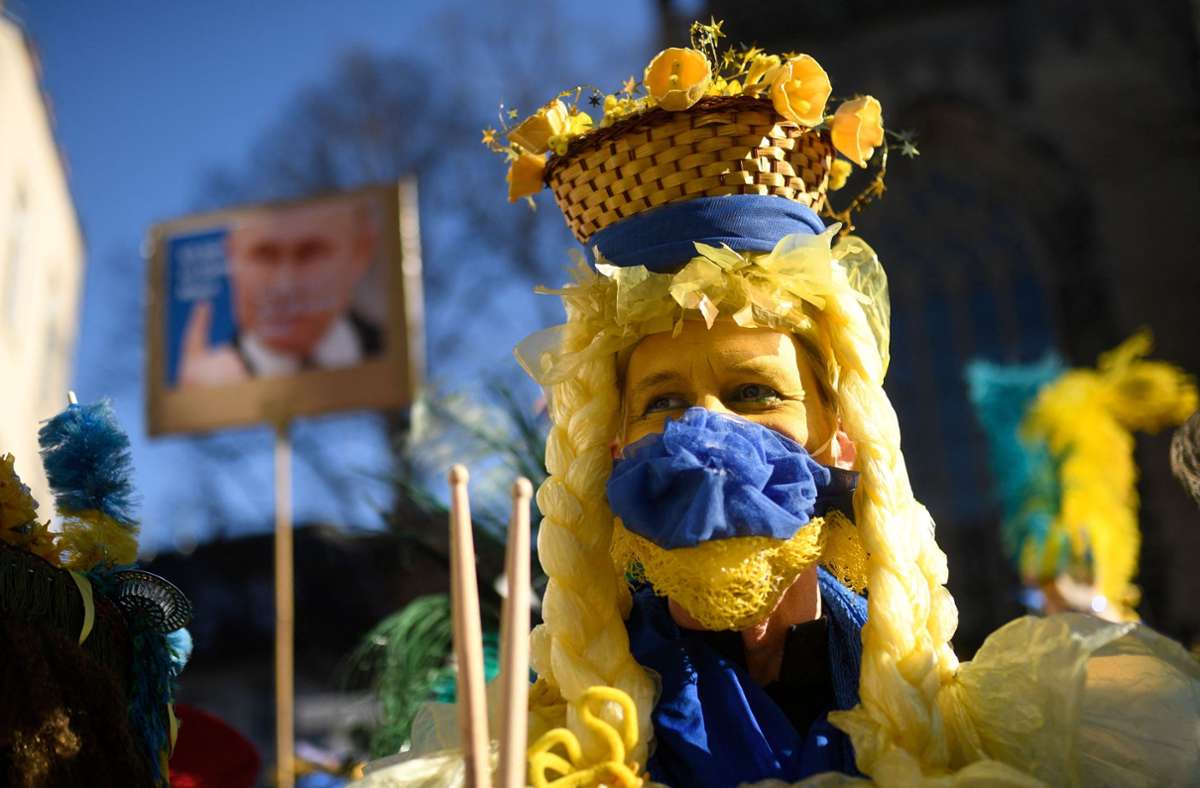 Karnevalistinnen und Karnevalisten zeigen sich in Köln solidarisch mit der Ukraine.