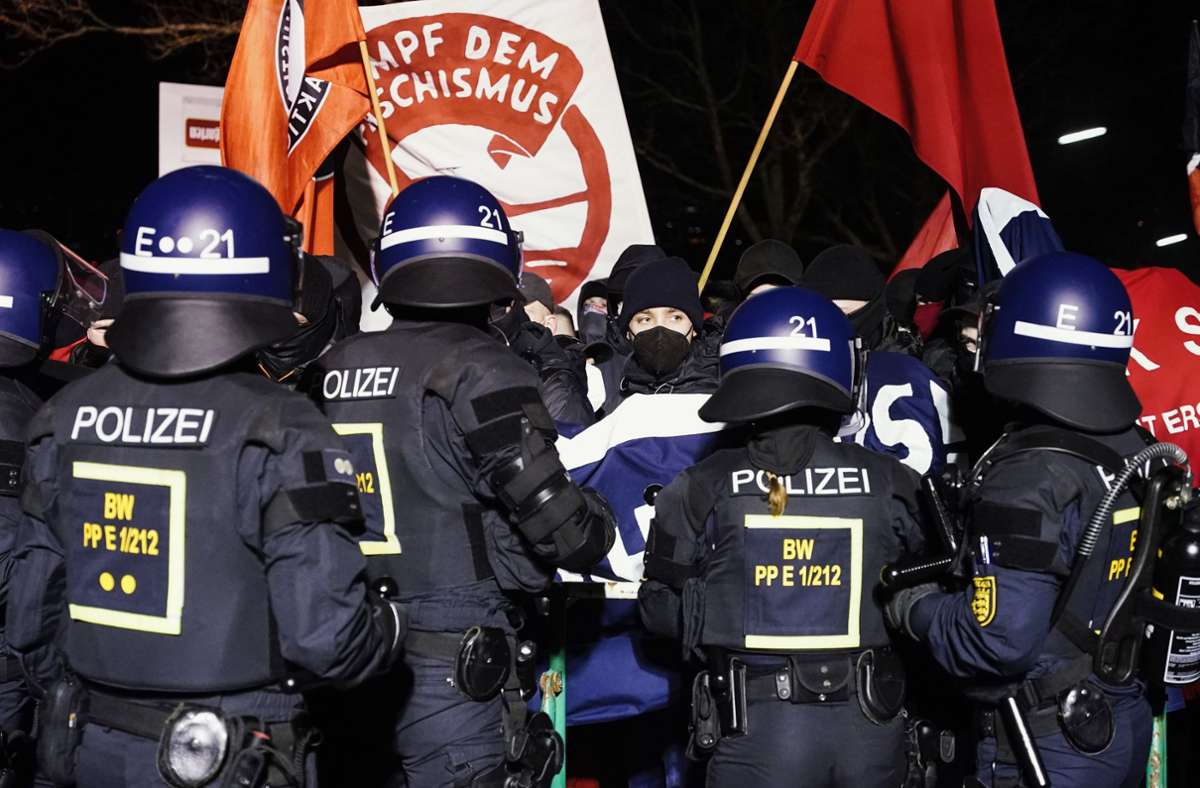 Einsatzkräfte der Polizei stellen sich am Wartberg Demonstranten entgegen, die sich dort zum Jahrestag der Bombardierung im Zweiten Weltkrieg versammelt hatten.