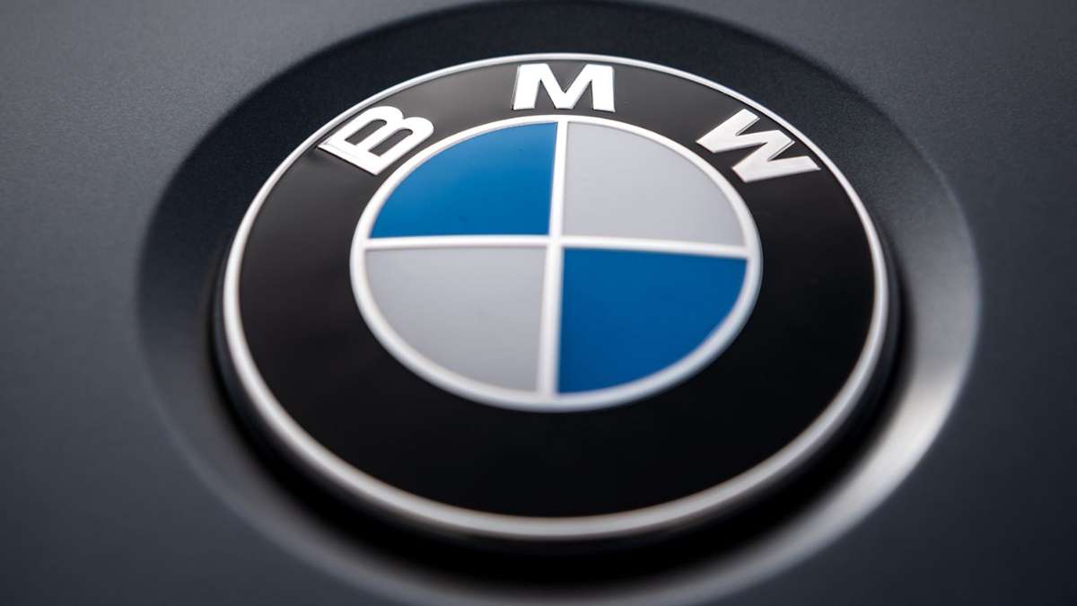 Unfall in Gerlingen: BMW landet auf Treppe