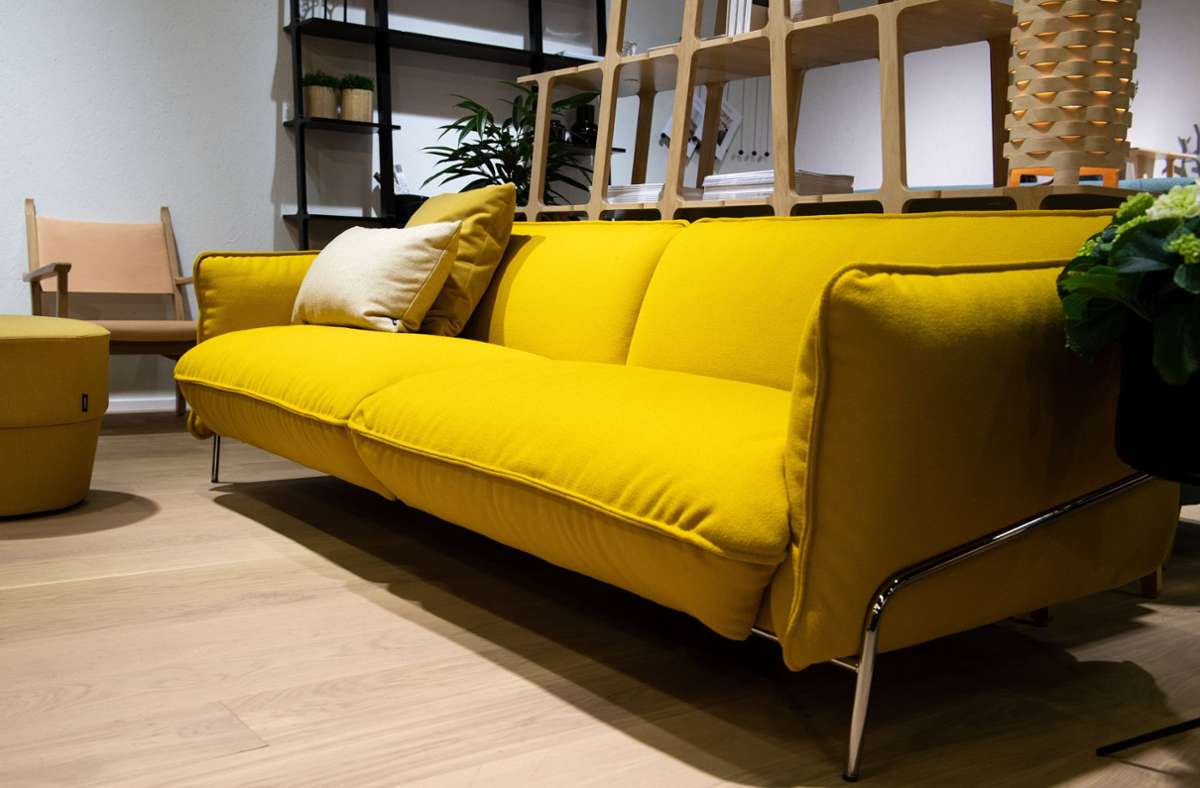 Möbel von großen Händlern wie Ikea oder Home24 sind zwar häufig günstig, aber nicht immer auch besonders nachhaltig. Siegel haben bislang nur wenige Produkte. Foto: dpa/Franziska Gabbert