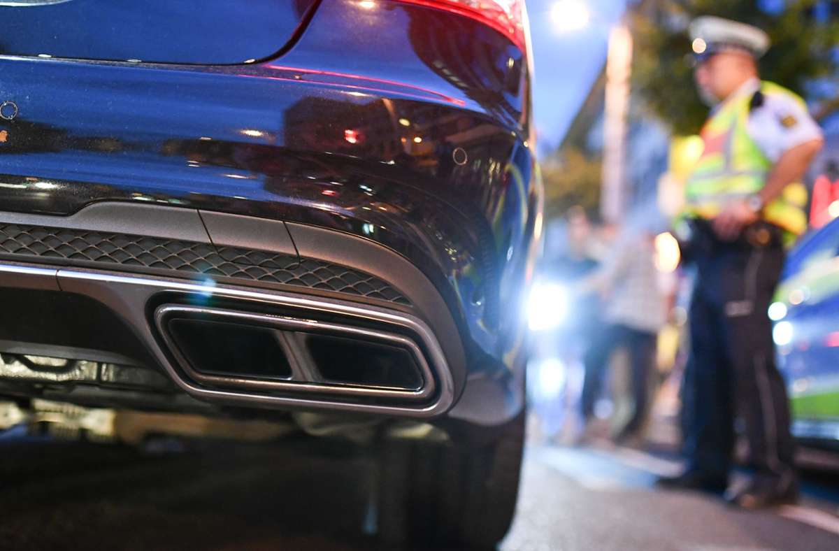 Reutlingen: Polizei kontrolliert Autoposer  - 50 Corona-Verstöße