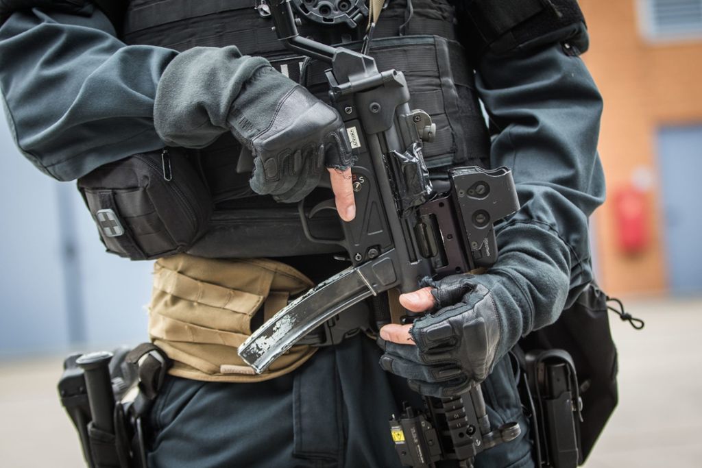 Ein Tatverdächtiger wurde festgenommen: SEK-Einsatz in Münster: Mann schießt auf Mercedes