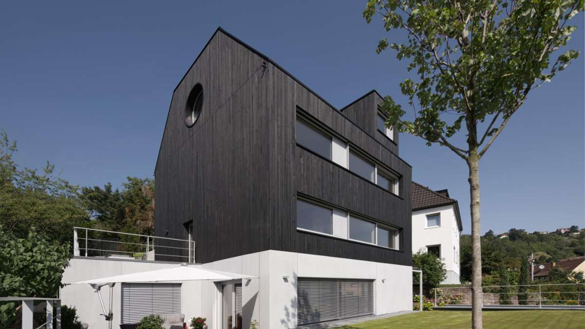 Im Stuttgarter Stadtteil Heslach wurde ein  altes Haus abgerissen –  ziemlich genau an der selben Stelle steht nun ein  neues.  Es ist groß, imposant und schwarz.