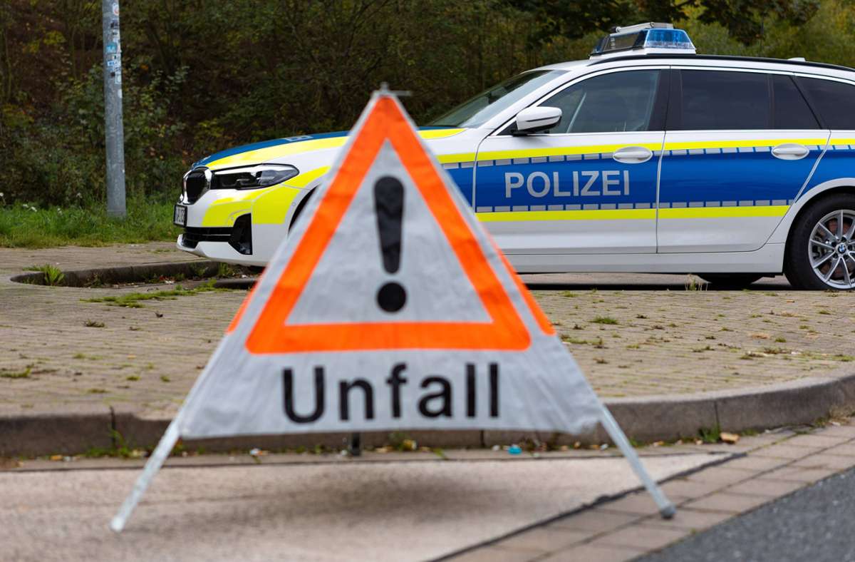 Unfälle im Kreis Esslingen: Zwei Verletzte bei Unfällen mit geparkten Autos