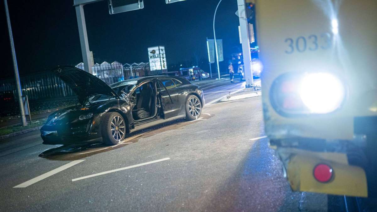 Fellbach: Porsche-Fahrerin bei Stadtbahnunfall eingeklemmt
