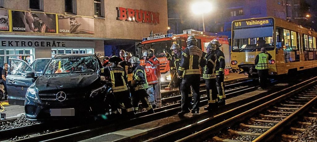STUTTGART-OST: Autofahrer wollte in der Villastraße links abbiegen: Zwei Verletzte bei Unfall mit Stadtbahn