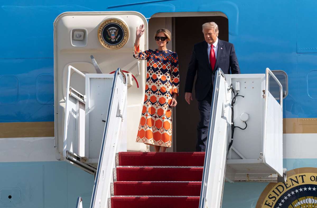 Hello, Florida! Melania und Donald Trump entsteigen „Air Force One“.