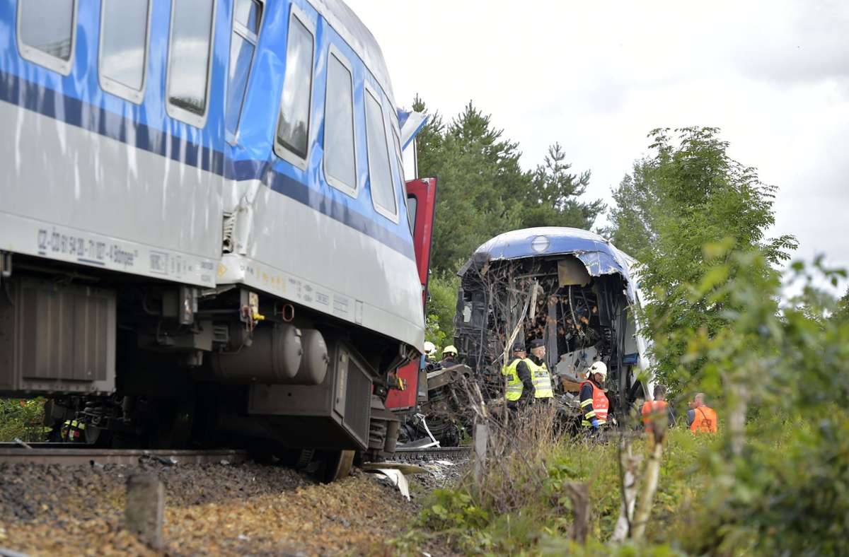Ein aus München kommender Expresszug ist am Mittwochmorgen in Tschechien mit einem Personenzug zusammengestoßen.