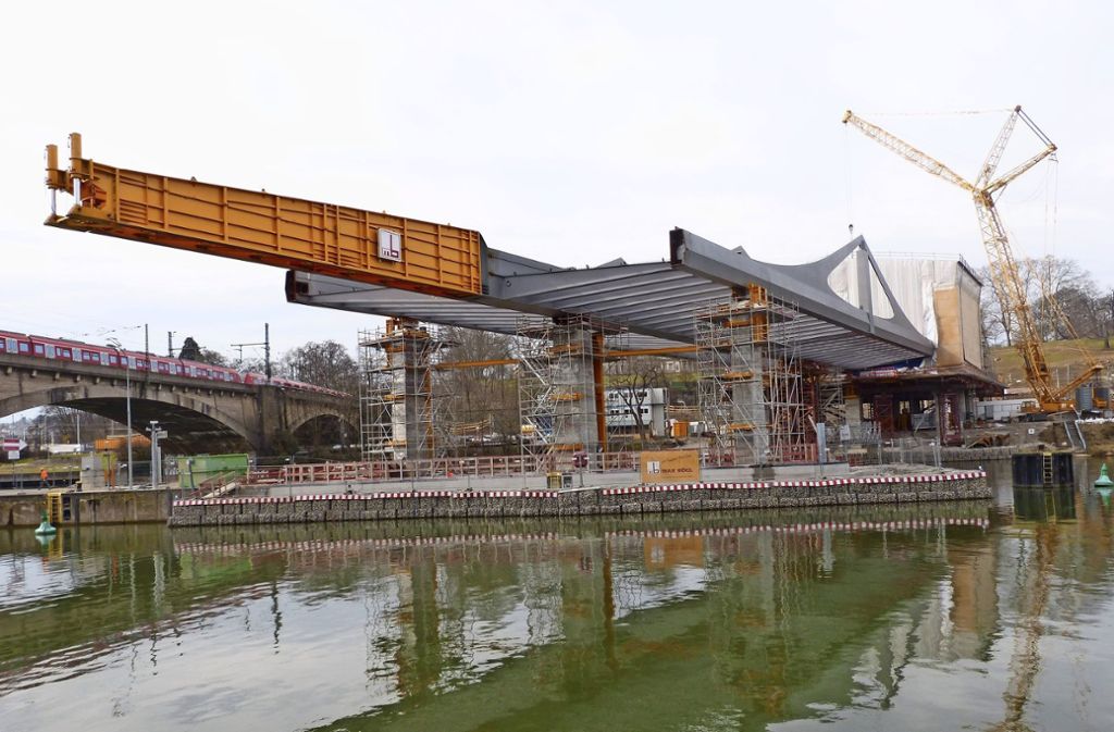 Der Rohbau des 35 Millionen Euro teuren Stuttgart-21-Projekts in Bad Cannstatt ist zur Hälfte geschafft: Eisenbahnbrücke im Zeitplan