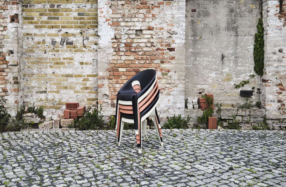 . . . und stapelbar ist der „Bell“-Chair von Konstantin Grcic auch, in Wohnräumen und draußen verwendbar.