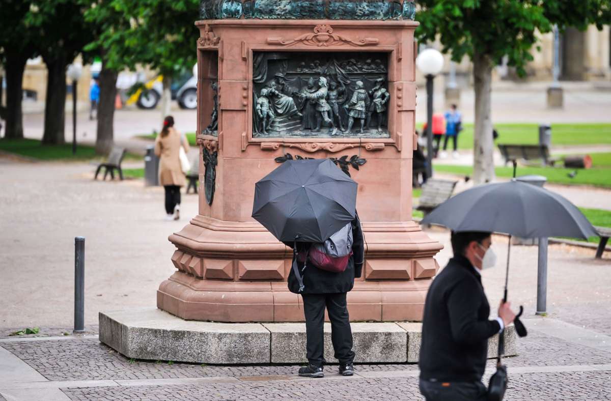Menschen mit Regenschirmen unterwegs am Schlossplatz in Stuttgart. Foto: Lichtgut/Max Kovalenko