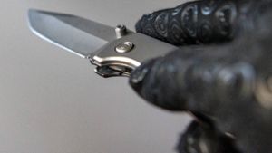 Unbekannte  bedrohen Lieferdienst-Inhaber mit Messer