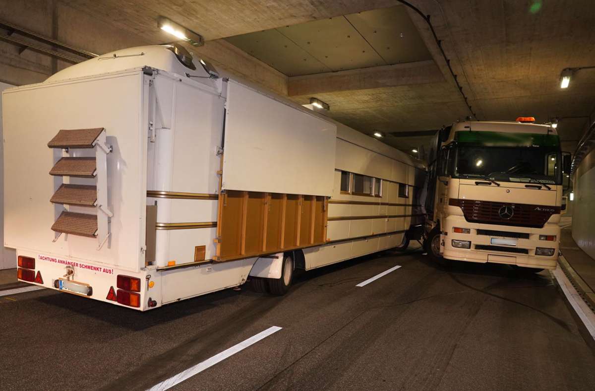 Der Wohnanhänger stand auf der einen, der gedrehte Lastwagen auf der anderen Spur. Foto: Andreas Rosar/Fotoagentur-Stuttgart