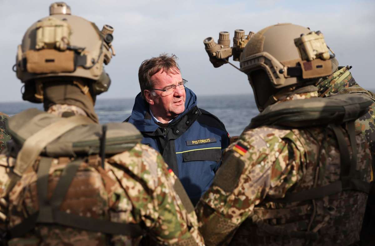 Boris Pistorius (SPD) zum Truppenbesuch auf der Fregatte Hessen. Der Verteidigungsminister  will  bei der Beschaffung Tempo machen. Foto: dpa/Christian Charisius