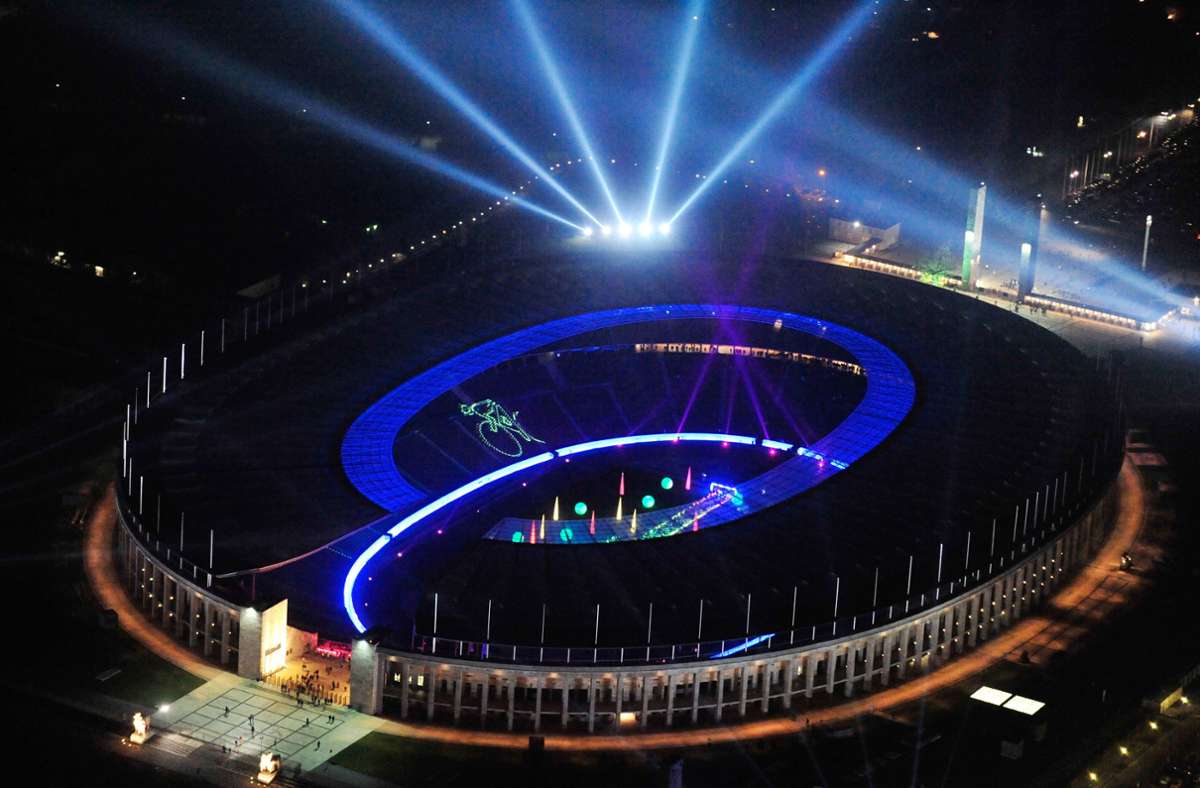 Das Olympiastadion in Berlin, mystisch illuminiert zur „Night of Lights“.
