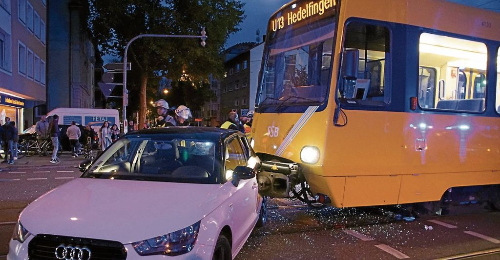 BAD CANNSTATT:  25-Jähriger biegt verbotswidrig ab: Auto gegen Stadtbahn