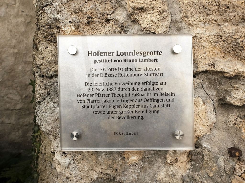 Das neue Schild an der Lourdes-Grotte.