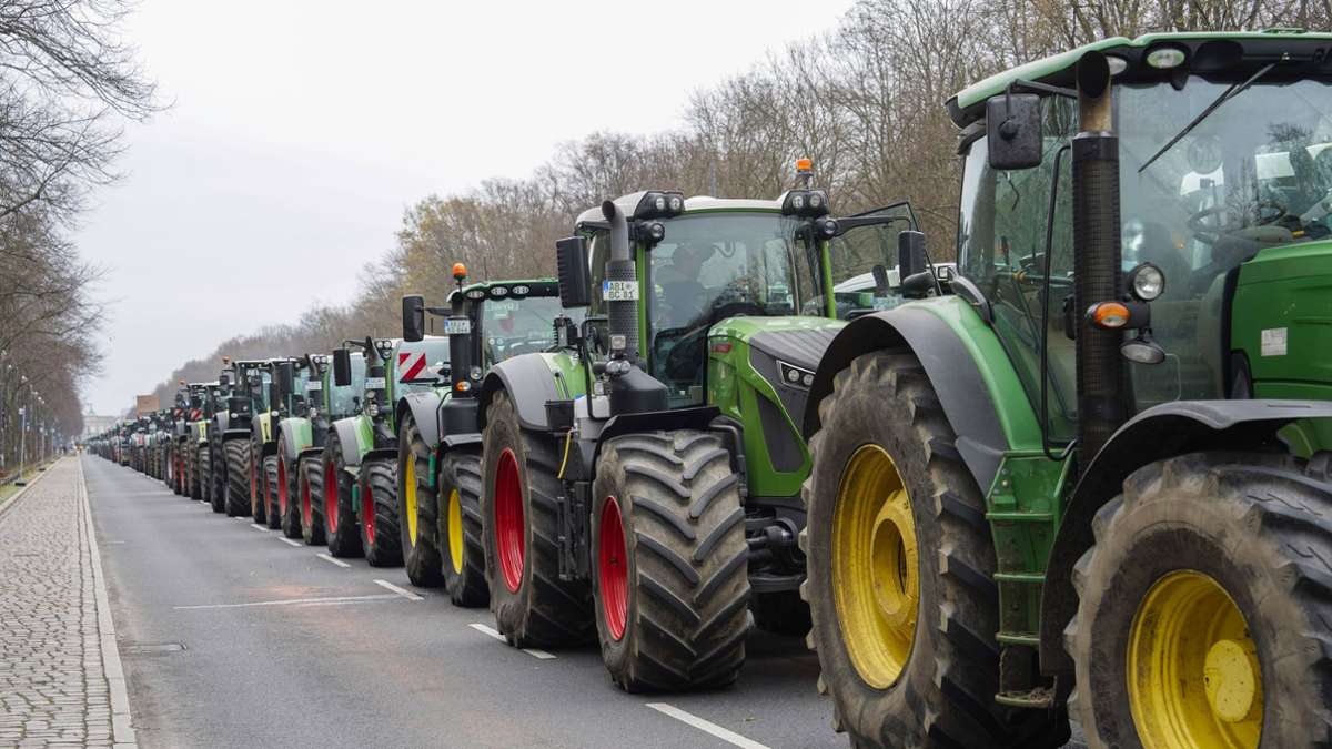 Zwischen Vaihingen/Enz und Stuttgart: Mehr als 200 Traktoren legen Verkehr auf der B 10 lahm