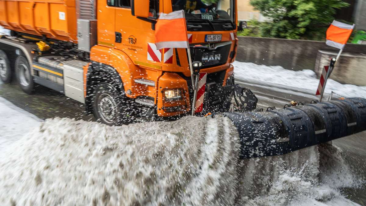 Unwetter über Reutlingen: Hagel und überlaufende Straßen produzieren bizarre August-Bilder