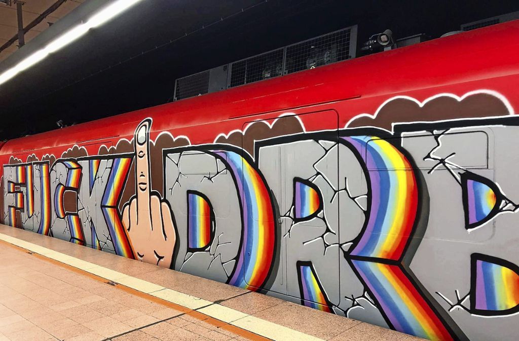 Graffiti-Offensive geht weiter – Schmähbotschaften gegen Konkurrenz auf der Szene?: Weitere S-Bahn mit großflächigem Graffito