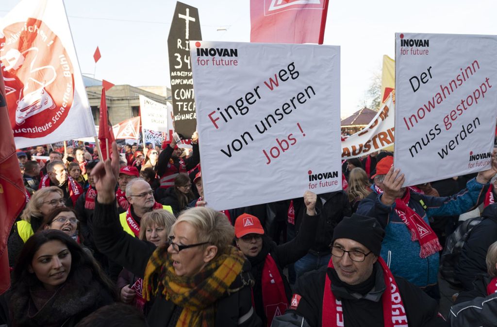 Demonstration am 22. November auf dem Stuttgarter Schlossplatz: Die Unternehmen sollen die Situation nicht zu immer mehr Sparprogrammen nutzen, fordert die Gewerkschaft. Foto: Leif Piechowski