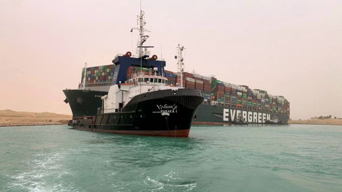 Frachter  blockiert Suez-Kanal
