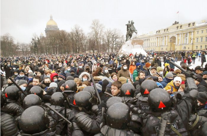 Demonstrationen in Russland: Schneebälle gegen Schlagstöcke