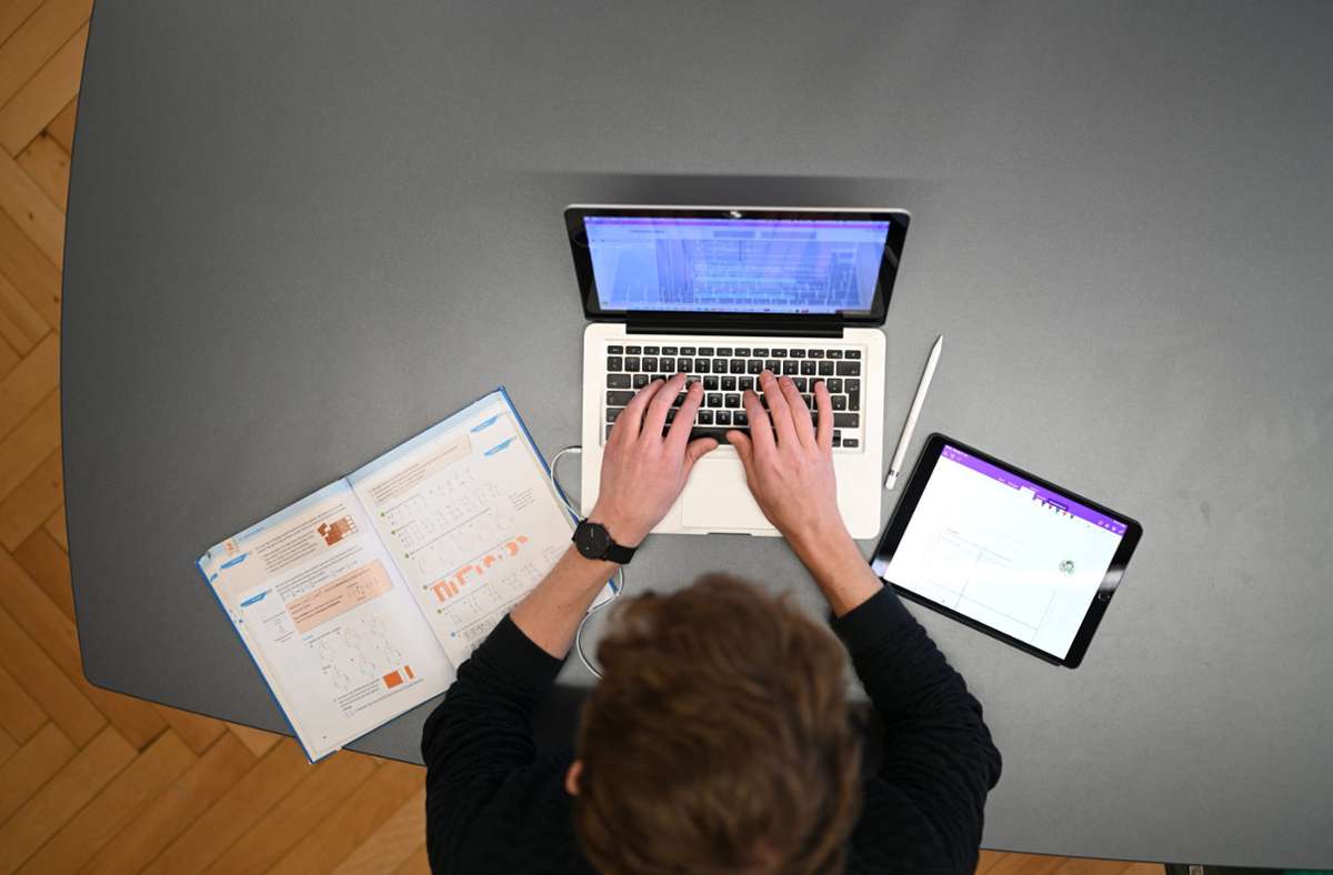 Ein Mathelehrer nutzt digitale und analoge Lehrmittel. Foto: dpa/Felix Kästle