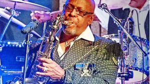 Der Saxofonist von James Brown grillt Würste am Fernsehturm