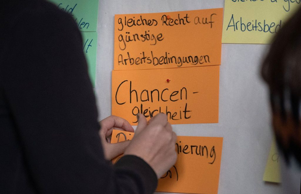 Studentinnen heften während eines Seminars im Rahmen des Projekts Inklusive Bildung Baden-Württemberg Stichworte wie «Chancengleichheit»  an ein Flipchart.