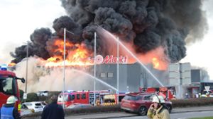Supermarkt  in Mosbach brennt – Flammen greifen über