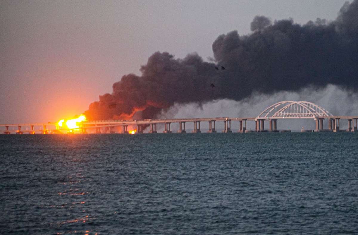 Putins Prestigeprojekt in Flammen: An der Brücke zur annektierten Schwarzmeer-Halbinsel Krim ist es zu einer Explosion gekommen.