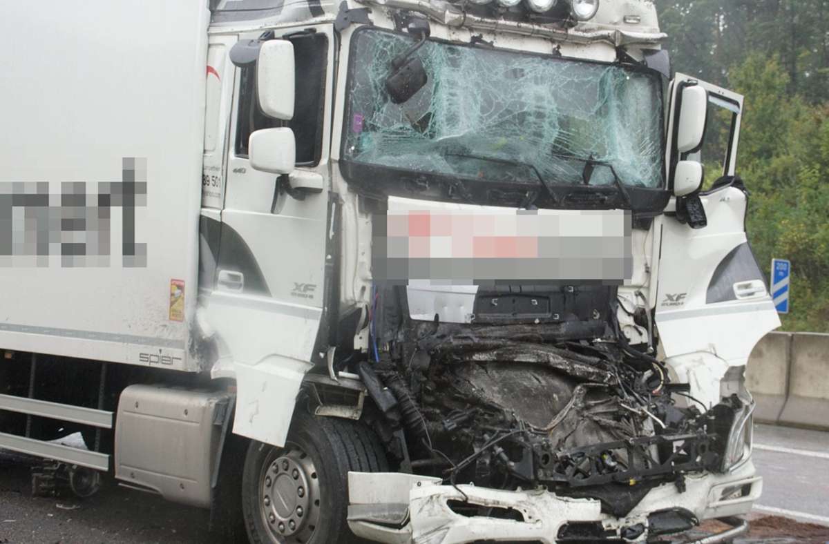 A8 bei Pforzheim: Autobahn nach schwerem Lkw-Unfall voll gesperrt