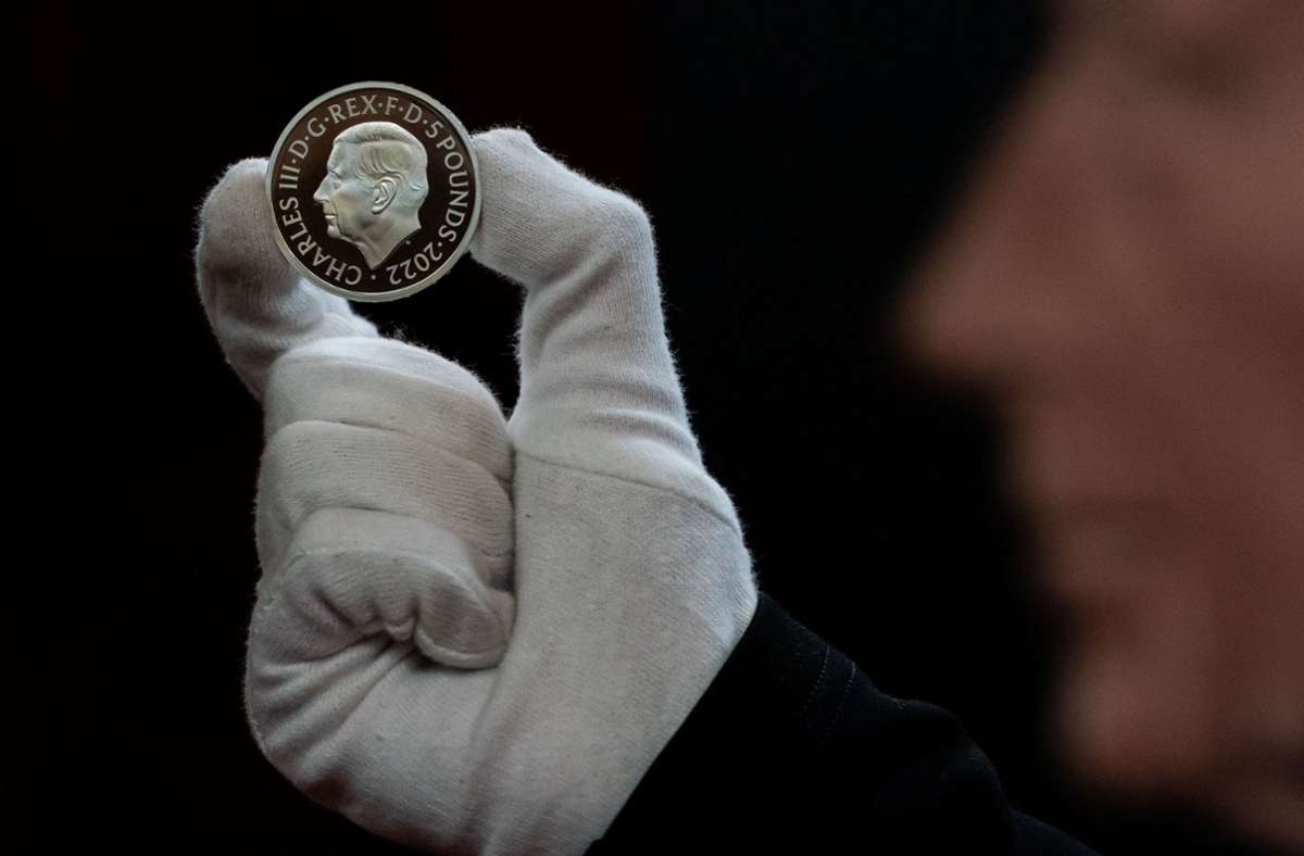 Die britische Münzprägeanstalt Royal Mint hat erstmals Münzen mit dem Porträt des neuen Königs Charles III. vorgestellt.