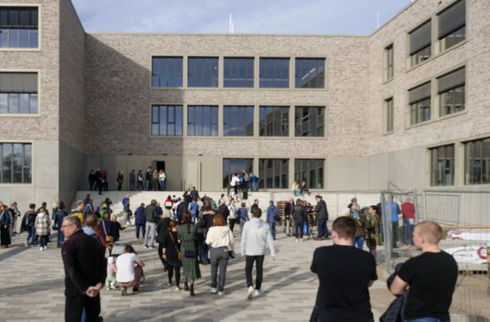 Oscar-Paret-Schule in Freiberg: Besucher sind angetan vom Schulneubau