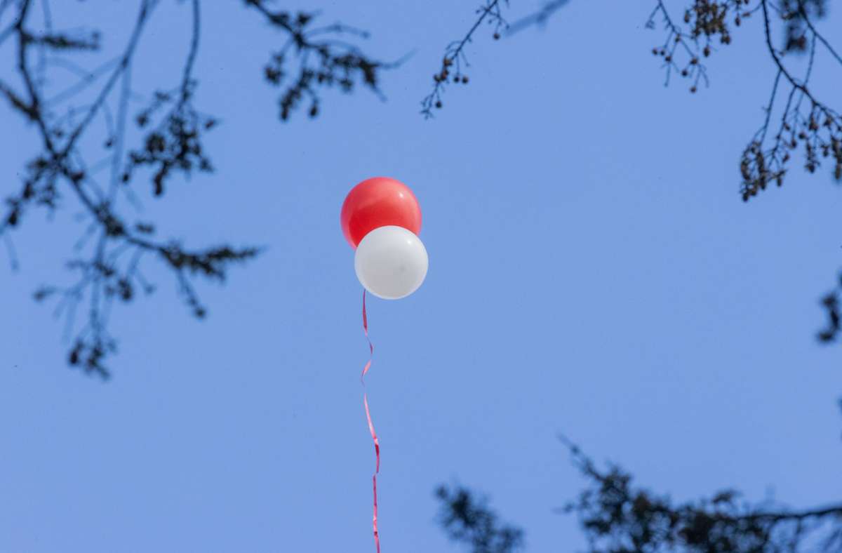 Ab und zu stiegen rote und weiße Luftballons auf - die Farben, die sich auch im Kölner Stadtwappen wiederfinden.
